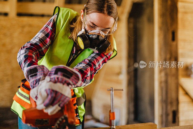 在建筑工地工作的蓝领妇女