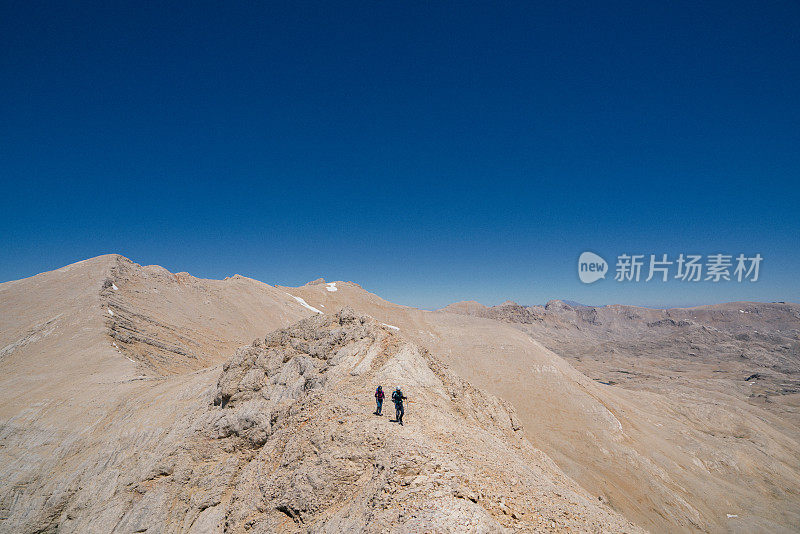 登山者正走向一座山的顶峰