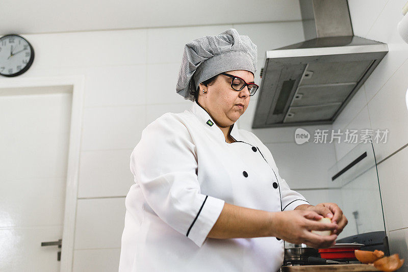 厨房里的女厨师