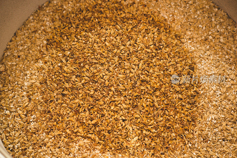 焦糖麦芽与轻麦芽磨碎。以大麦、淡麦芽为原料酿造的精酿啤酒。用比尔森麦芽酿制的淡啤酒或贮藏啤酒