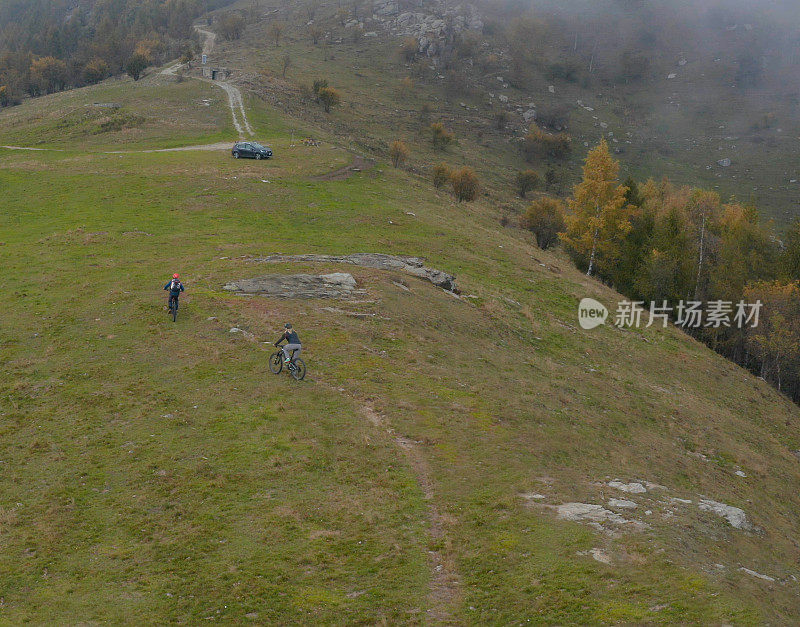 山地车穿越草地的鸟瞰图