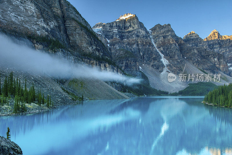 加拿大亚伯达省班夫国家公园的冰碛湖