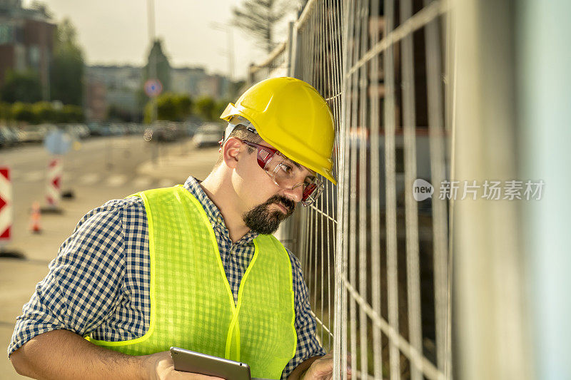 精疲力竭的工程师，建筑工人或建筑师