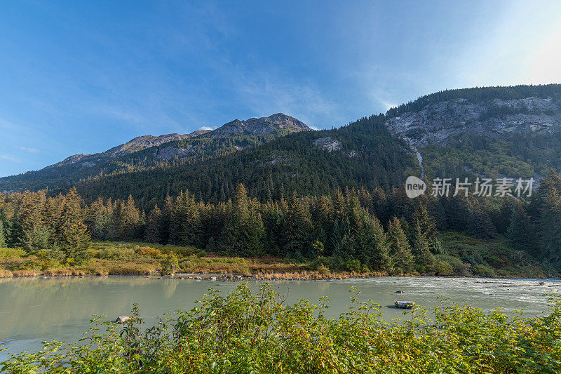 阿拉斯加的冰川、湖泊和山脉