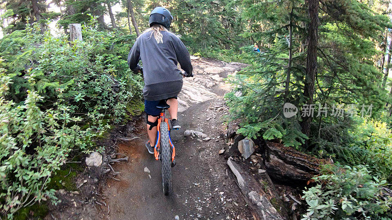 女山地自行车骑在通过森林的道路上