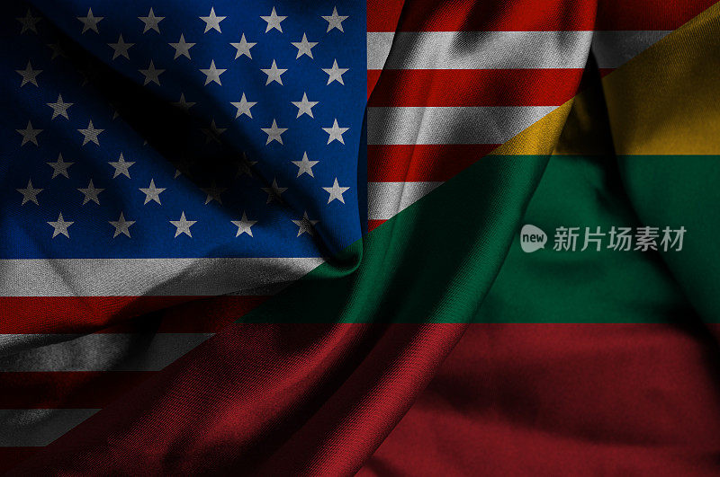 飘扬着立陶宛和美国的国旗