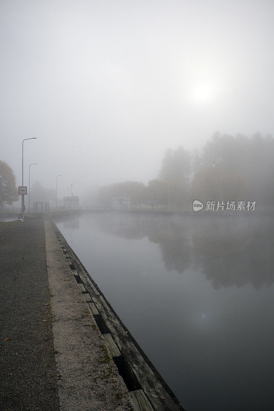 芬兰拉彭兰塔市穆斯托拉Saimaa运河的一个雾蒙蒙的早晨