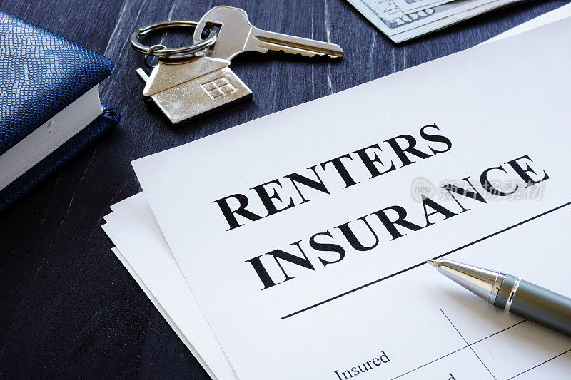 租房者保险政策协议和公寓钥匙。