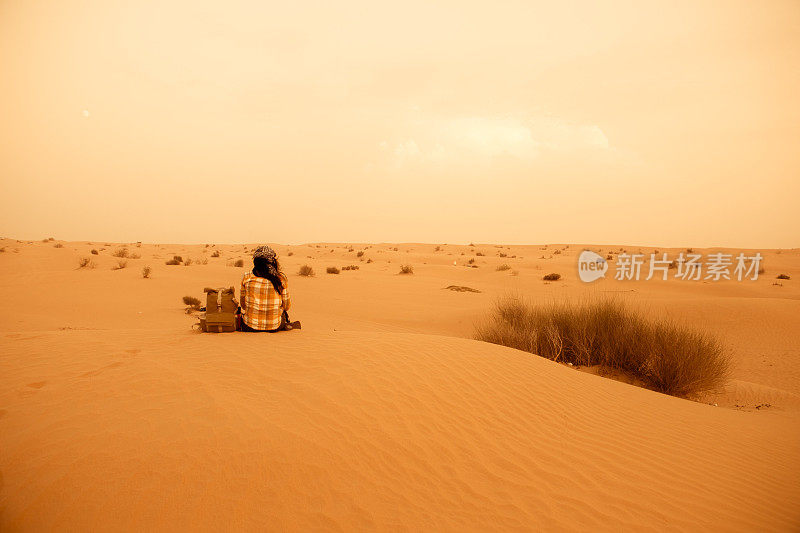 亚洲女人在沙漠旅行