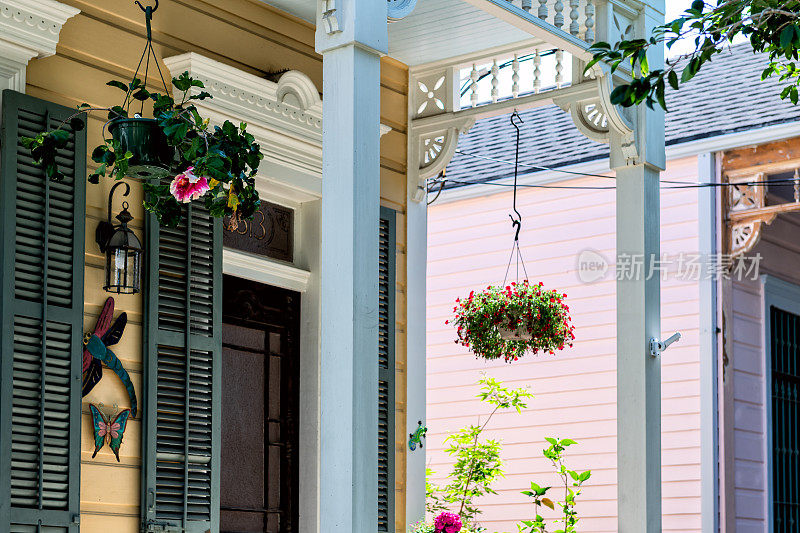 新奥尔良历史悠久的花园区，有五颜六色装饰的门廊，挂花篮