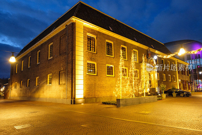 以前的监狱现在居住着米其林三星餐厅Librije在晚上在Zwolle