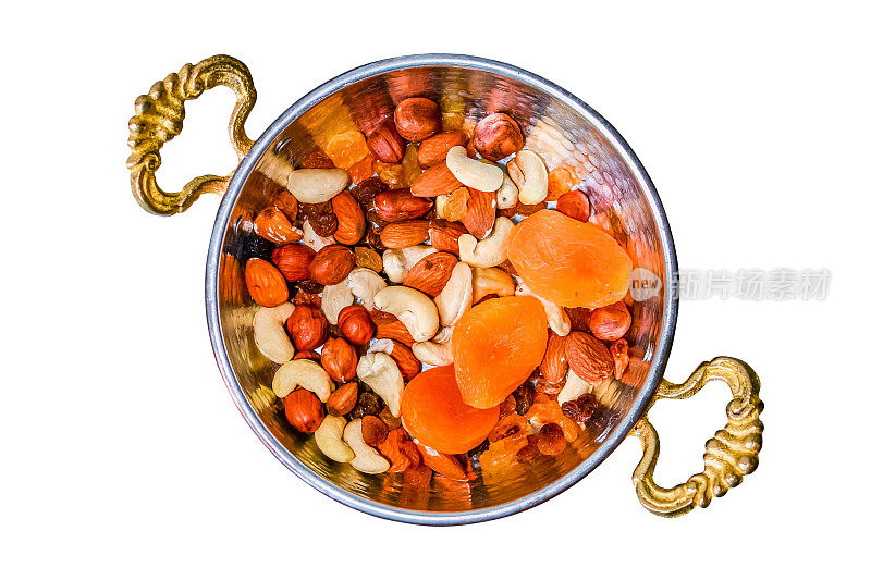 东方铜板混合坚果:榛子，腰果，杏仁，葡萄干和杏干。孤立。