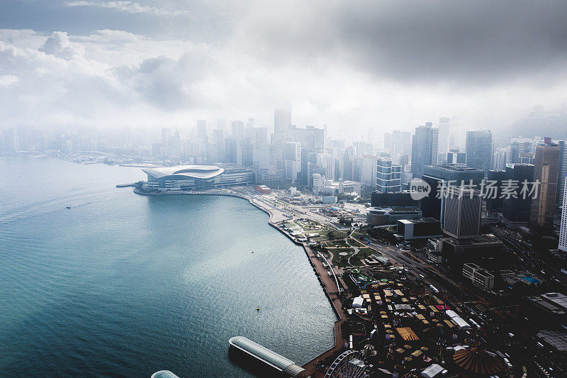 无人机拍摄大雾弥漫的香港