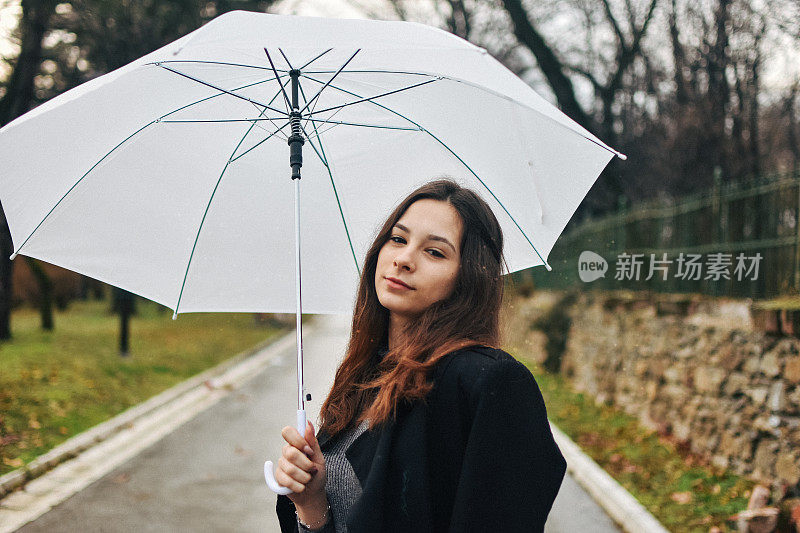 美丽的年轻女子享受着雨天