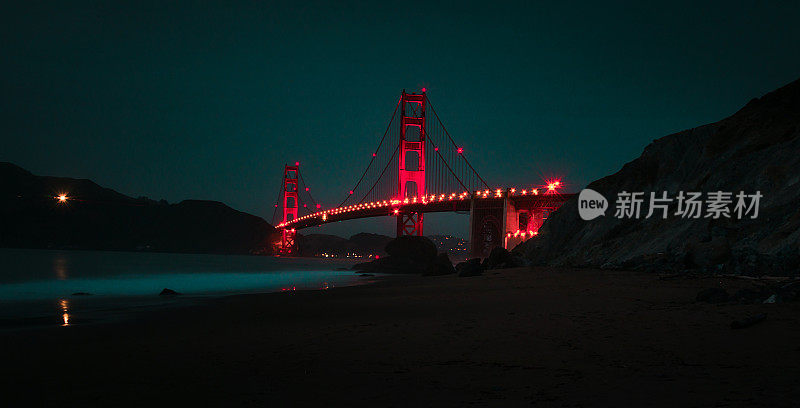 金门大桥夜间长时间暴露在海滩上的景象