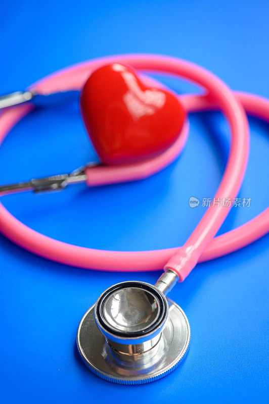 心脏配有医用听诊器，蓝色背景
