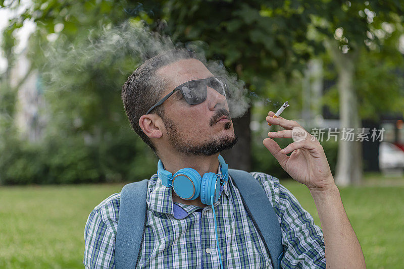 一个男人在公园里抽烟