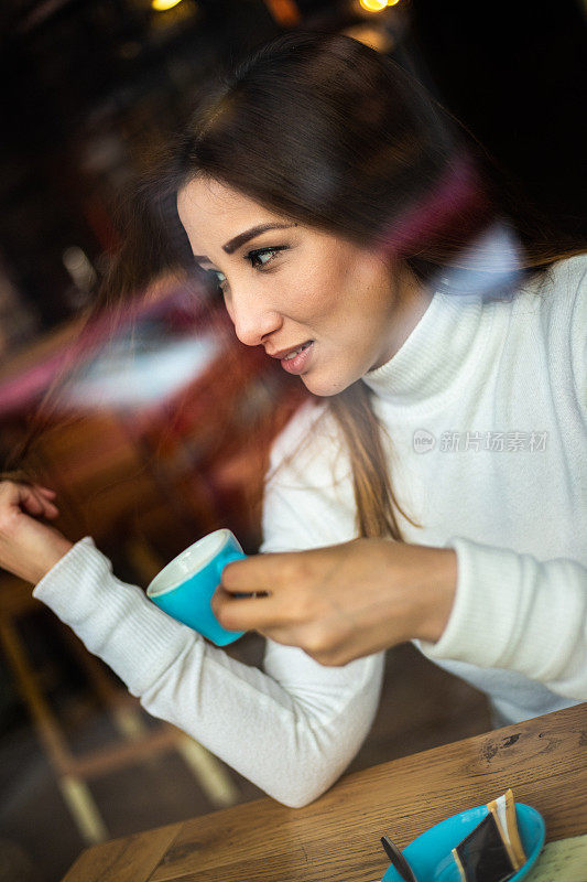 在咖啡馆里喝咖啡的亚洲女性