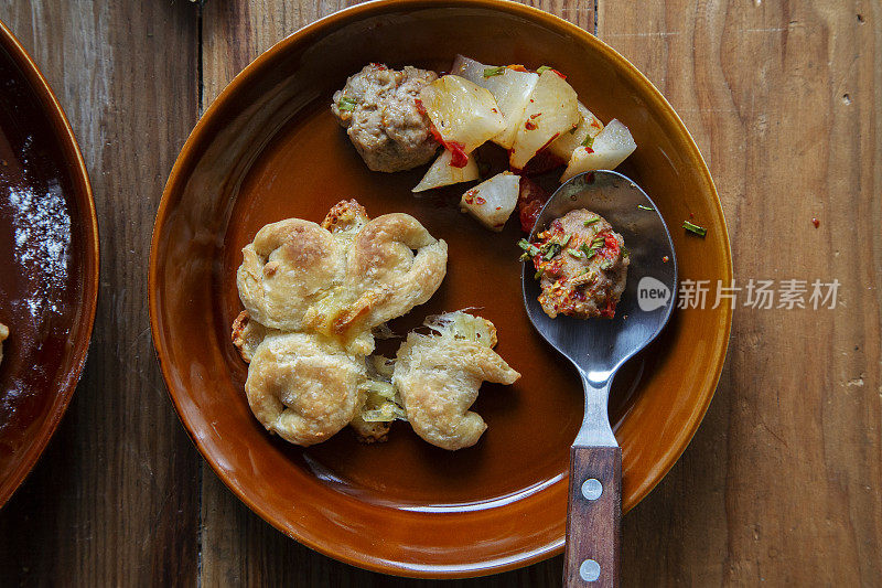 自制早餐:花饼、烤萝卜、肉丸