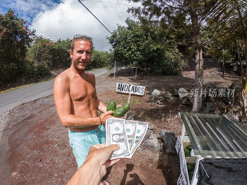 游客在夏威夷的街头小贩那里购买牛油果