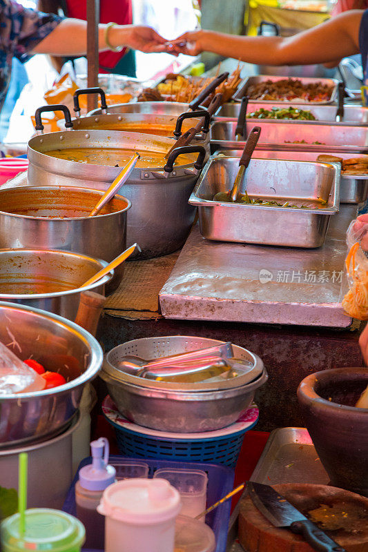 曼谷附近的安帕瓦水上市场。泰国
