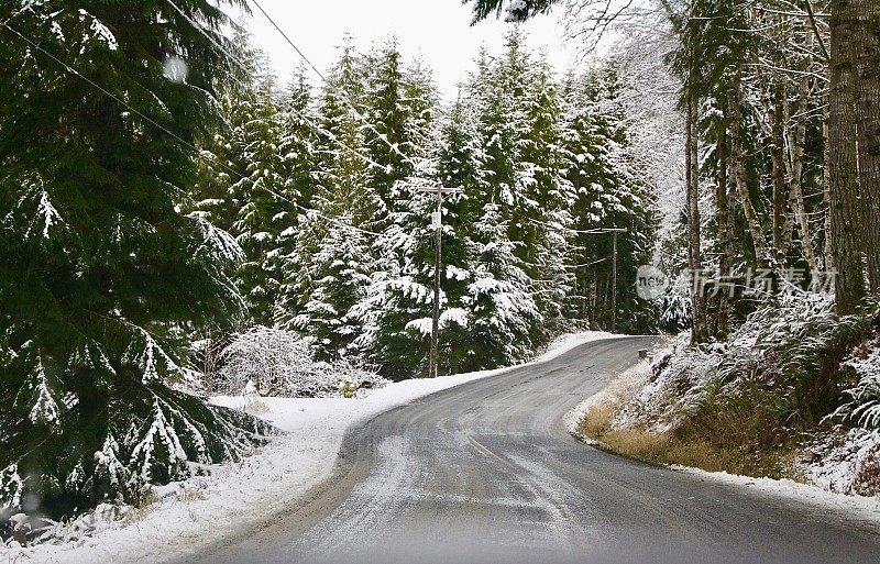 乡村道路与第一雪的季节