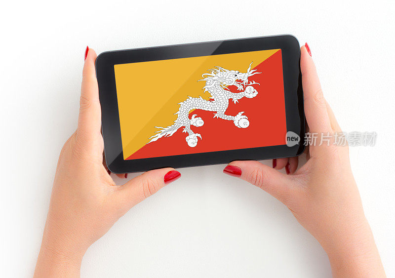 不丹国旗在数字平板电脑在成熟女性的手与个人观点