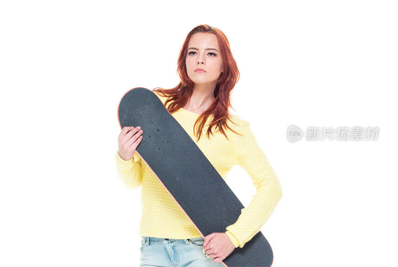 穿着牛仔裤玩滑板的白人少女
