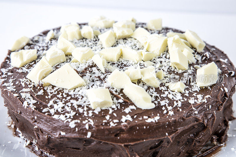 巧克力蛋糕白巧克力块