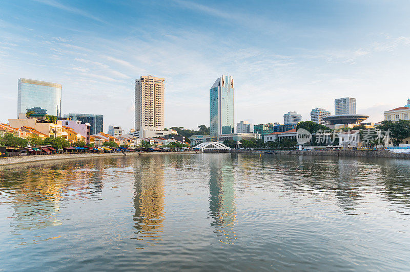 广角拍摄新加坡著名的滨海湾地区周围的风景，新加坡的一个受欢迎的旅游景点。