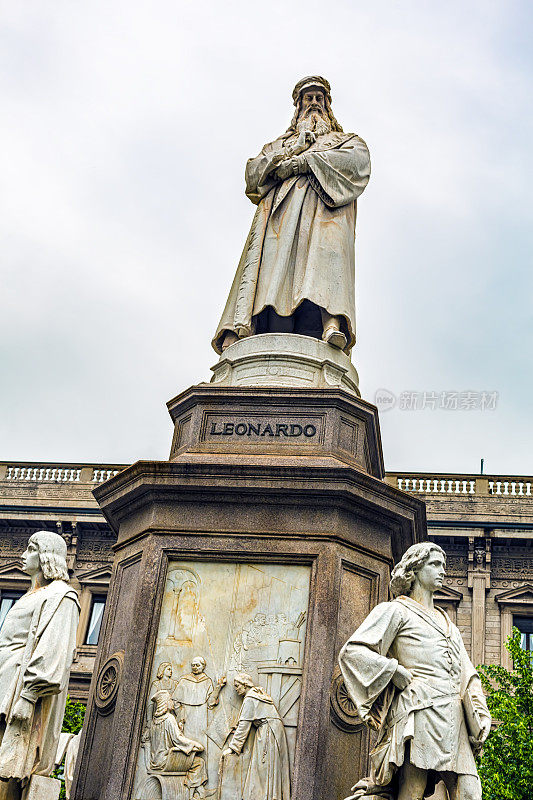 达芬奇在米兰的雕像