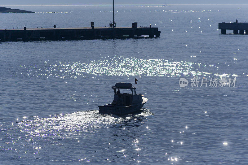 土耳其切斯米伊兹密尔度假避暑小镇码头上的小船