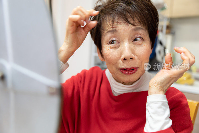 一位年长的女士早上在准备