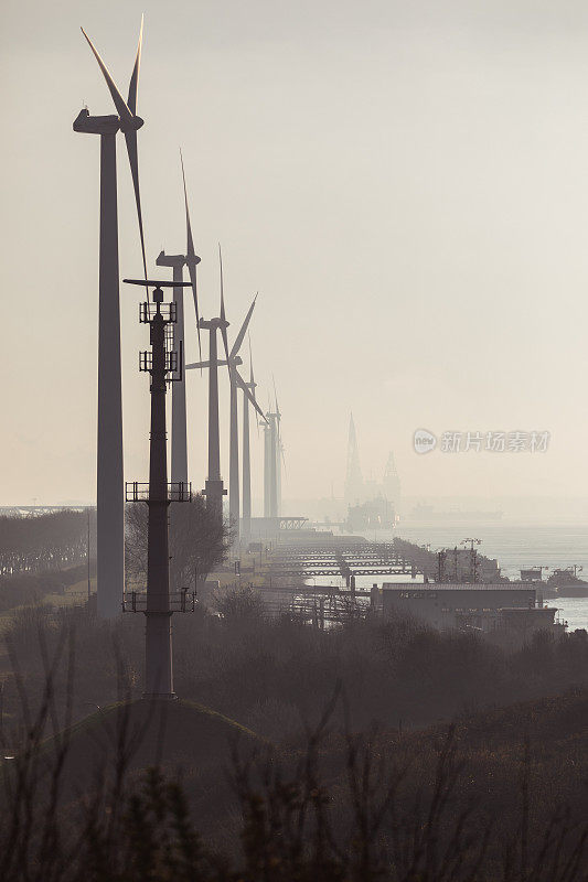 鹿特丹港口的风力涡轮机