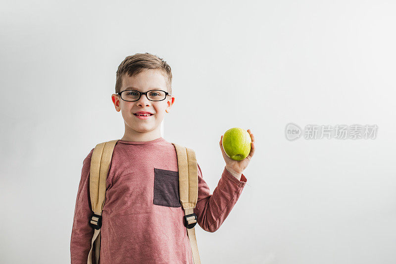 摄影棚拍摄的一个小男孩拿着苹果