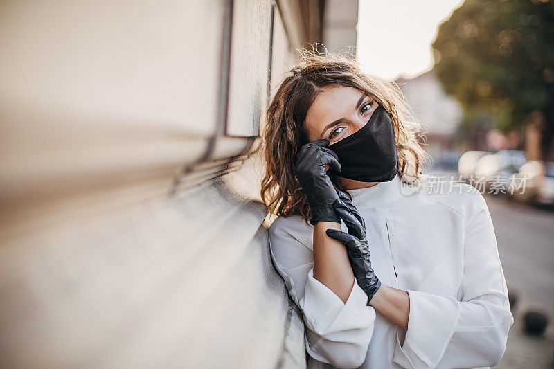 一位女商人戴着防护面罩和手套的肖像