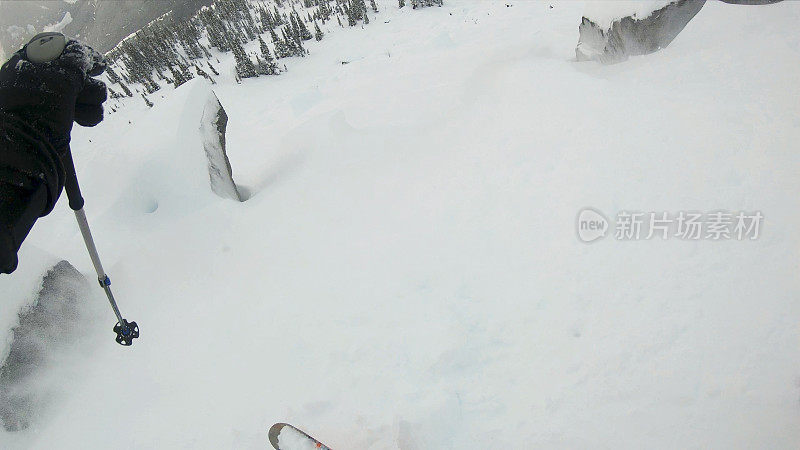 第一人称视角POV背国家滑雪下山高山斜坡