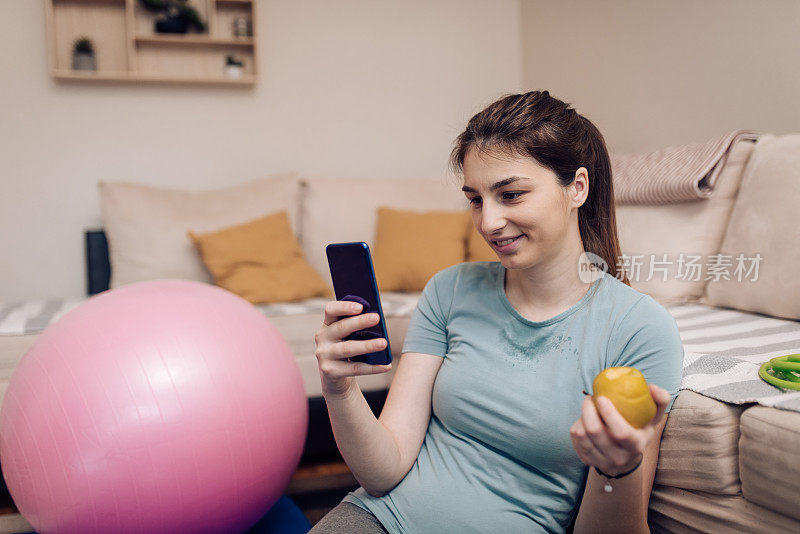 年轻女子上网和吃苹果后，她的家庭训练