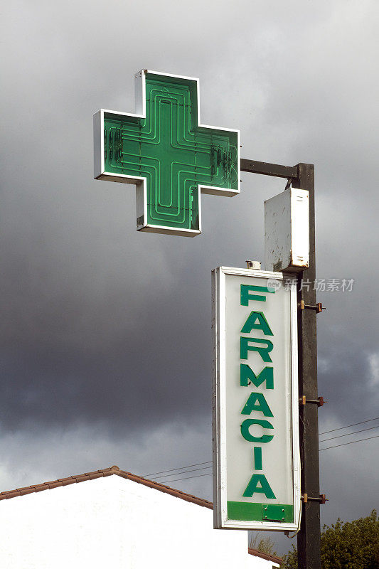 西班牙语的药店标识和绿十字。