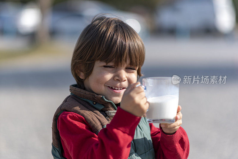 小男孩正在喝牛奶