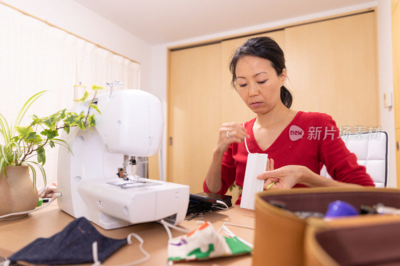 一名日本妇女在家里制作面具