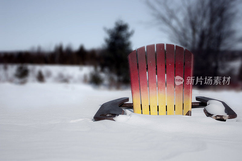被深雪掩埋的阿迪朗达克椅子