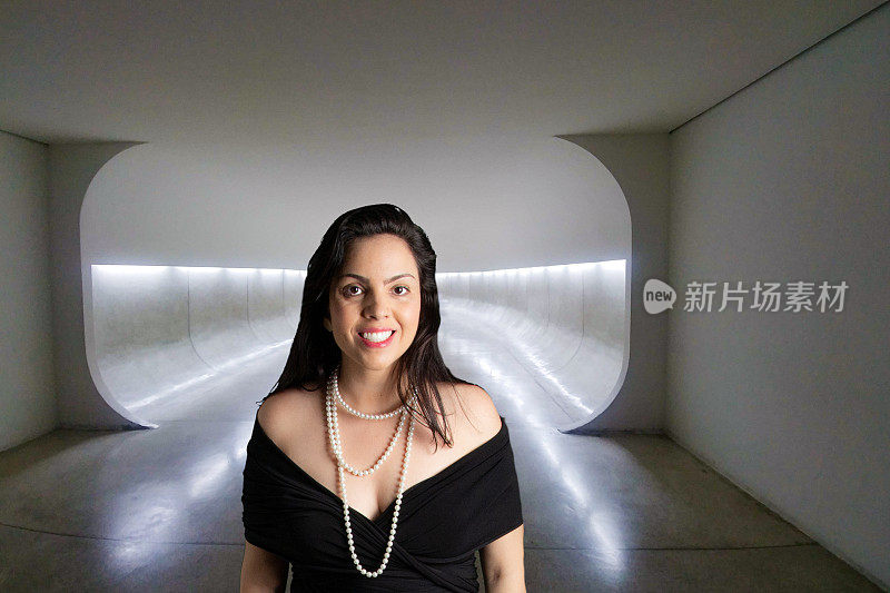 女人肖像与虚拟背景的星球大战风格的金属冷隧道