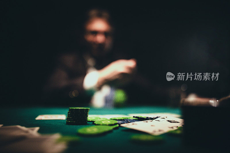 一位老先生在深夜打扑克