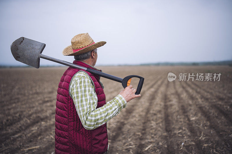 农民控制农业播种过程的肖像。