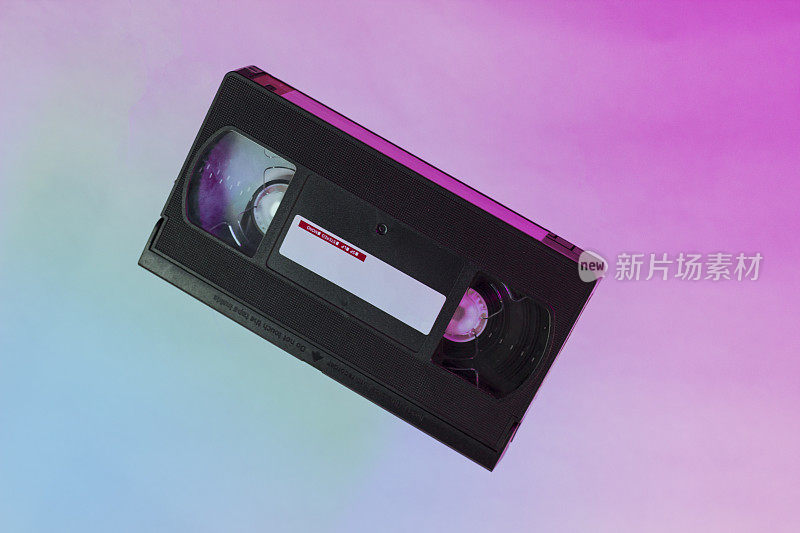 背景是录像带。VHS录像带