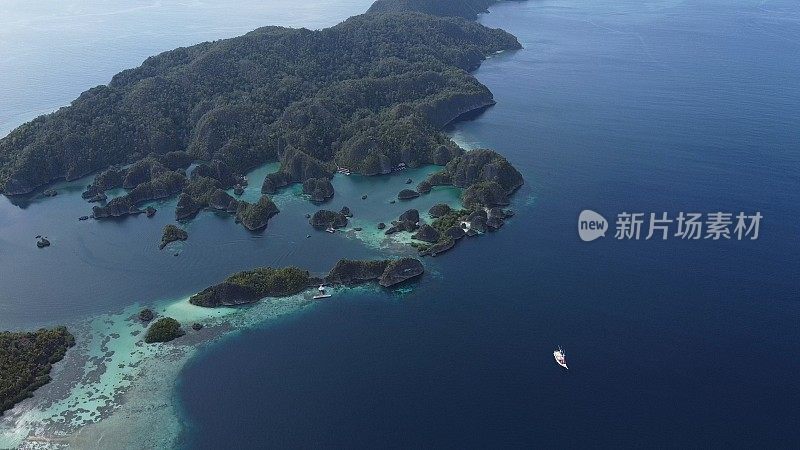 一艘游轮在菲律宾海航行的鸟瞰图