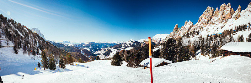 意大利Dolomites的滑雪缆车和滑雪坡道。法萨瓦尔的全景。