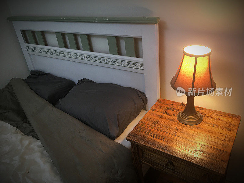 床头柜和古董铜灯