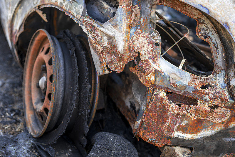 一辆在一场由非空装置引起的火灾中被毁的汽车。汽车保险的概念